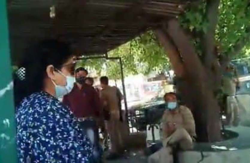 mask_in_covid.jpg मास्क पर रोका तो महिला डॉक्टर ने बीच सड़क पुलिस वालों को दिखाया आईना