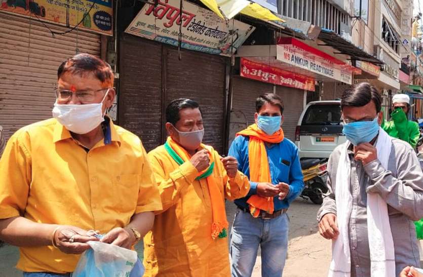 Masks महामारी से बचाव के लिए सदर विधायक व साथियों ने बांटे मास्क, 'दो गज दूरी मॉस्क है जरूरी' का दिया संदेश