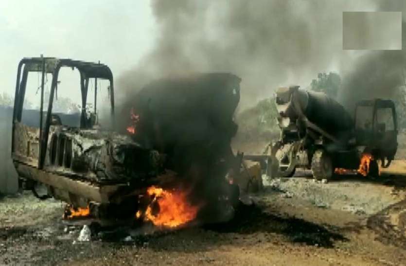 naxal_attack.jpeg छत्तीसगढ़: नक्सलियों ने बीजापुर में एक बार फिर किया हमला, पांच वाहनों में लगाई आग