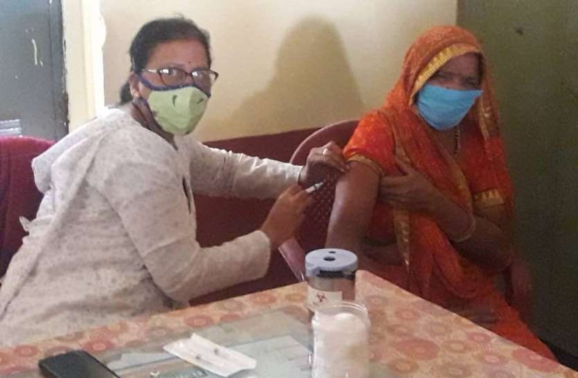 प्रतापगढ़. जिले में खत्म होने लगे कोरोना टीके प्रतापगढ़. जिले में खत्म होने लगे कोरोना टीके