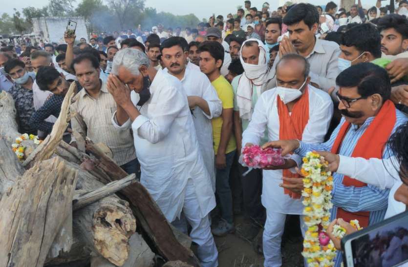 आखिर बनी सहमति, दसवें दिन हुआ पुजारी के शव का अंतिम संस्कार आखिर बनी सहमति, दसवें दिन हुआ पुजारी के शव का अंतिम संस्कार
