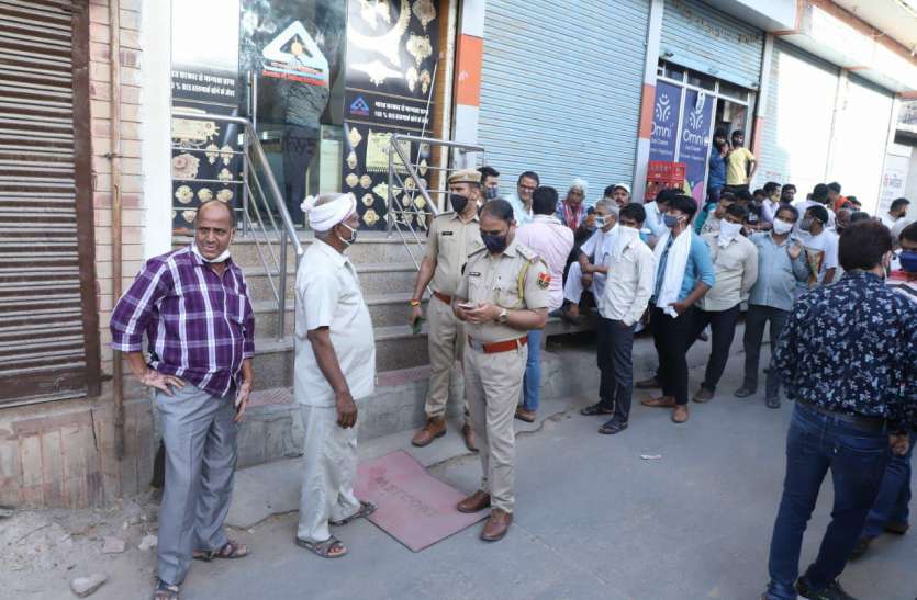 हेलमेट और मास्क लगाकर आए बदमाशों ने सुनार की दुकान से लूटे 96 लाख के जेवर और 12 लाख नकद हेलमेट और मास्क लगाकर आए बदमाशों ने सुनार की दुकान से लूटे 96 लाख के जेवर और 12 लाख नकद