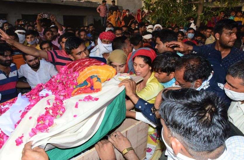 मासूम पूछते रहे...पापा को क्या हुआ...इत्ते सारे लोग क्यूं आए हैं,यह सुन हर किसी की आंखें नम हो गई मासूम पूछते रहे...पापा को क्या हुआ...इत्ते सारे लोग क्यूं आए हैं,यह सुन हर किसी की आंखें नम हो गई