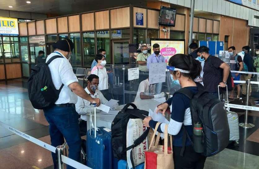 udaipur_airport.jpg उदयपुर एयरपोर्ट पर रोज 600 से 800 यात्री आ रहे, इनमें 100 ऐसेे जो नहीं लाते आरटीपीसीआर रिपोर्ट