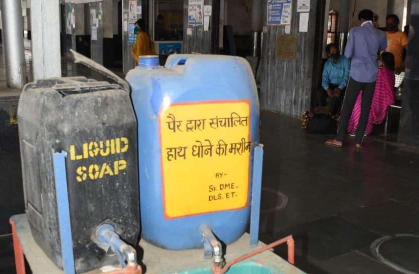 विदिशा रेलवे स्टेशन पर लिक्विड सोप मशीन बनी डस्टविन विदिशा रेलवे स्टेशन पर लिक्विड सोप मशीन बनी डस्टविन