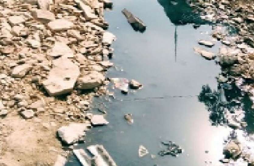 सफाई पर लाखों खर्च, नाले नहीं हो रहे साफ सफाई पर लाखों खर्च, नाले नहीं हो रहे साफ