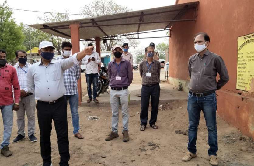 गेहूं खरीदी : कलेक्टर ने किया केन्द्रो का निरीक्षण, सोसाइटी जैतपुर के जर्जर भवन को जेसीबी लगाकर हटवाया गेहूं खरीदी : कलेक्टर ने किया केन्द्रो का निरीक्षण, सोसाइटी जैतपुर के जर्जर भवन को जेसीबी लगाकर हटवाया