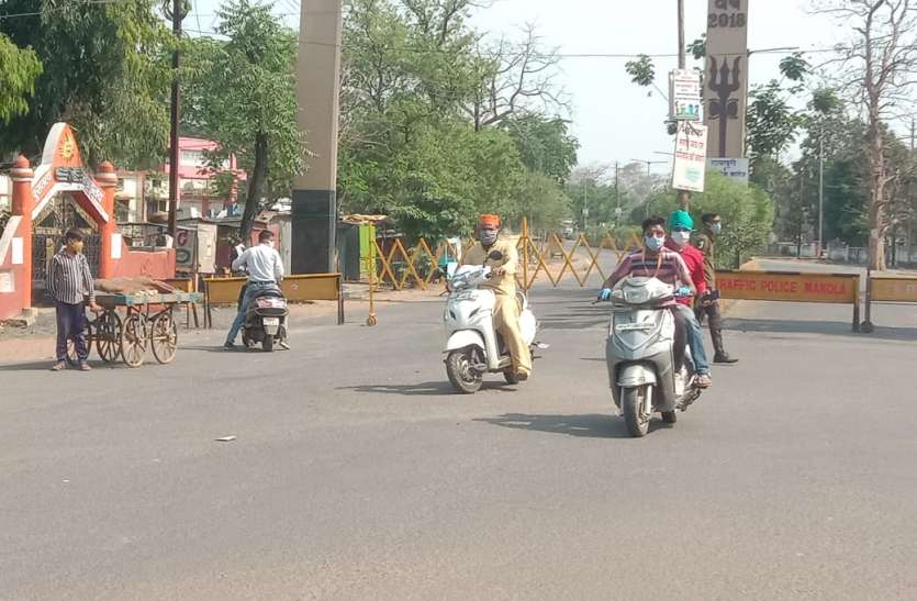 लॉक डाउन का पालन कराने लगाए गए बेरीकेट, चौक चौराहों पर तैनात पुलिस बल लॉक डाउन का पालन कराने लगाए गए बेरीकेट, चौक चौराहों पर तैनात पुलिस बल