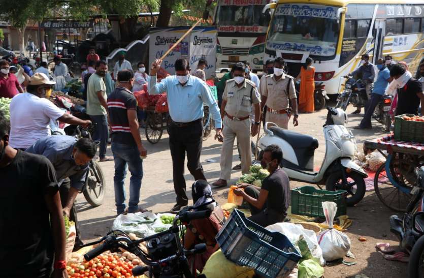 1301nsp13.jpg 10 दिन के लॉक डाउन में जरूरी सामान खरीदने उमड़ी भीड़, सोशल डिस्टेंस की उड़ी धज्जियां