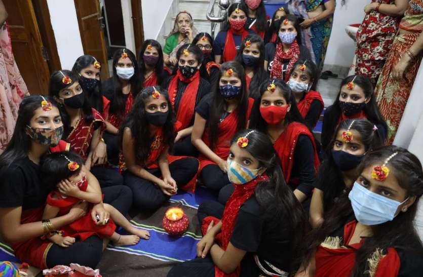 गणगौर प्रतिमाओं के आगे छप्पन भोग श्रृंगारित, घूम रहा घुड़ला गणगौर प्रतिमाओं के आगे छप्पन भोग श्रृंगारित, घूम रहा घुड़ला