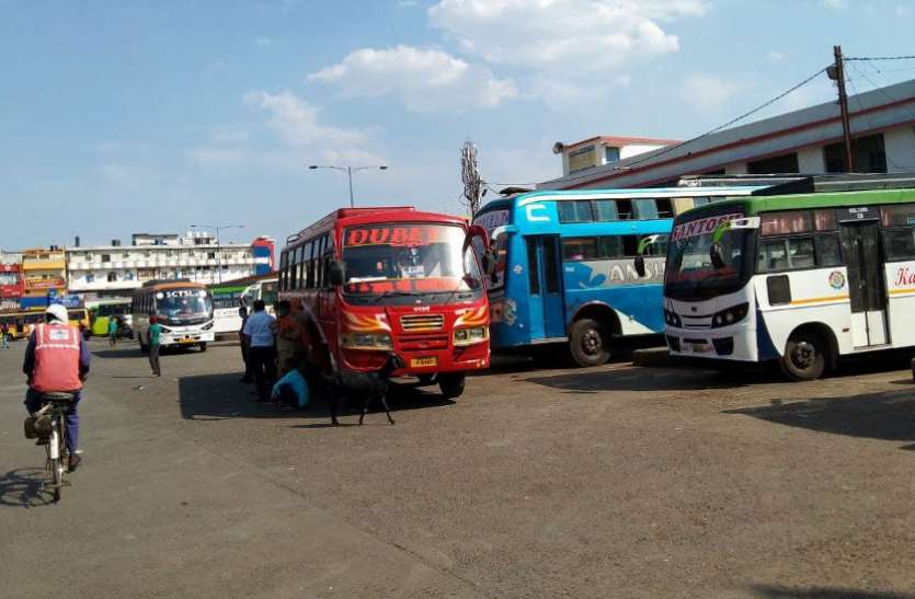 Lockdown: Buses stop operating in Singrauli बिना पाबंदी थम गए ज्यादातर बसों के पहिए, जानिए क्या है वजह