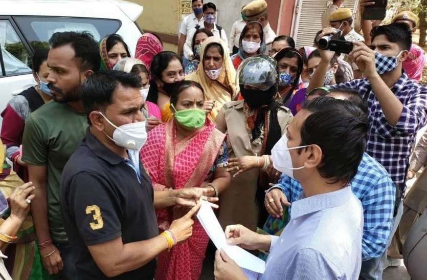 आवासीय परिसरों में संचालित शराब की दुकानें हटवाओ सा’ब आवासीय परिसरों में संचालित शराब की दुकानें हटवाओ सा’ब