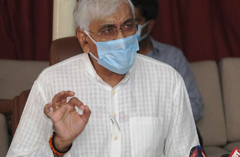 cg health minister ts singhdeo.jpg सांसद सोनी के सवालों पर सिंहदेव का पलटवार, बोले- केंद्र से 70 वेंटिलेटर मिले, 66 की मरम्मत करनी पड़ी