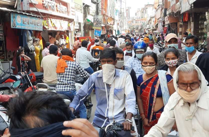 चौक बाजार में उमड़ी भीड़ 50 फीसदी कर्मचारियों के साथ खुले सरकारी दफ्तर, बाजारों में उमड़ी भीड़