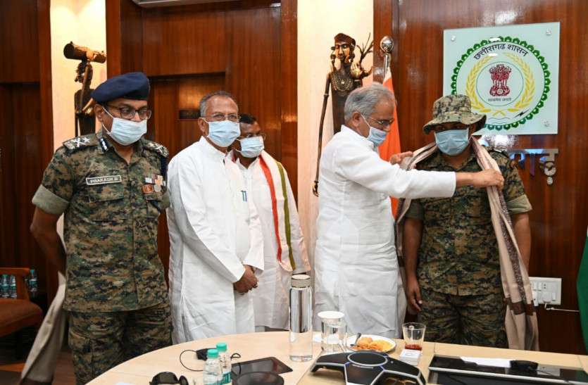 crpf_jawan_news.jpg CM भूपेश ने नक्सलियों के कब्जे से रिहा हुए जवान और मध्यस्थ टीम से की मुलाकात