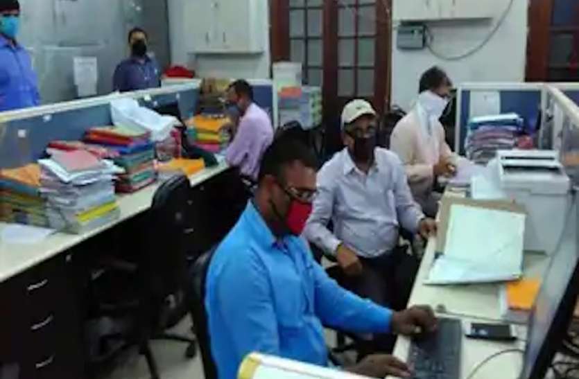 सरकारी और प्राइवेट ऑफिस में घटेंगे कर्मचारी, कोरोना की दूसरी लहर को देखते हुए शासन ने तैयार की नई गाइडलाइन सरकारी और प्राइवेट ऑफिस में घटेंगे कर्मचारी, कोरोना की दूसरी लहर को देखते हुए शासन ने तैयार की नई गाइडलाइन