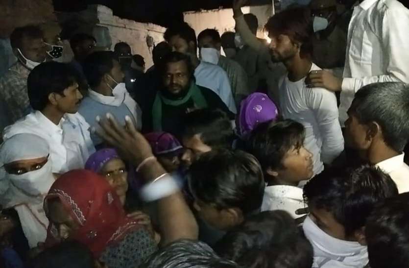 रातभर तनाव, सुबह शव का किया अंतिम संस्कार रातभर तनाव, सुबह शव का किया अंतिम संस्कार