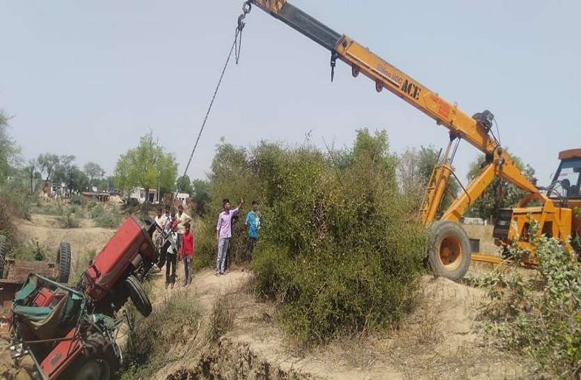 संतुलन बिगडऩे से ट्रेक्टर ट्रॉली पलटी, चालक की मौत संतुलन बिगडऩे से ट्रेक्टर ट्रॉली पलटी, चालक की मौत