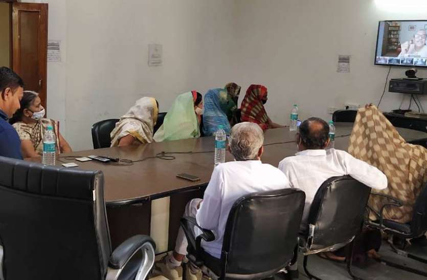 अप्रेल में पात्र लाभार्थियों का हो शत-प्रतिशत पंजीयन अप्रेल में पात्र लाभार्थियों का हो शत-प्रतिशत पंजीयन