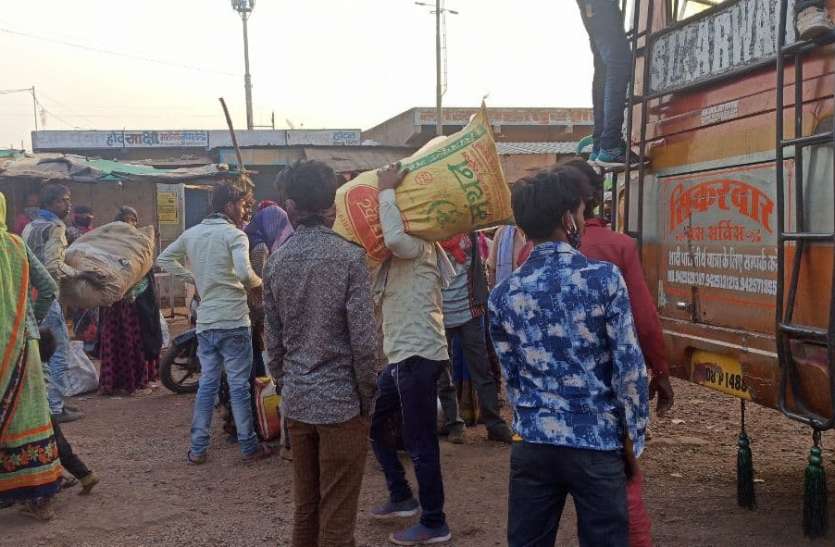 लॉक डाउन के बाद मजदूरी न मिलने से लौटने लगे मजदूर वापस अपने गांव लॉक डाउन के बाद मजदूरी न मिलने से लौटने लगे मजदूर वापस अपने गांव