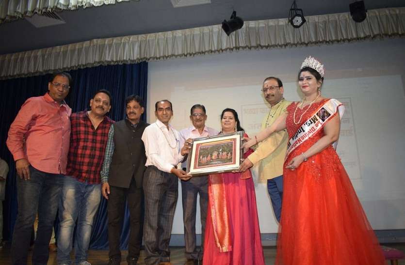 समारोह में सम्मानित करते हुए। देश-विदेश की 250 प्रतिभाओं को मिला सम्मान