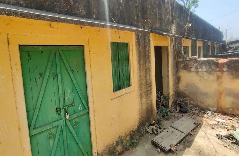 लोगों के पास छत नहीं, यहां जर्जर हो गए खाली पड़े 80 फीसदी मकान लोगों के पास छत नहीं, यहां जर्जर हो गए खाली पड़े 80 फीसदी मकान