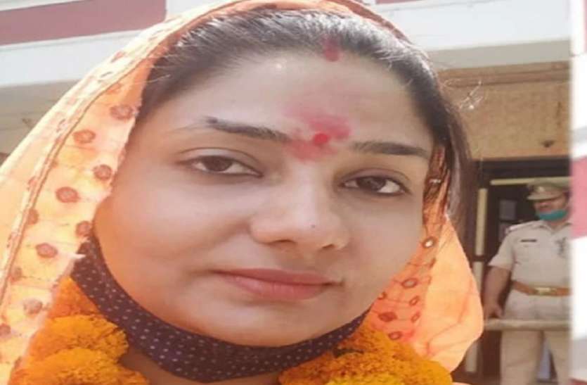 Panchayat Election Update: आरक्षण में मिला मौका तो नौकरी छोड़ चुनाव मैदान में उतरी महिला Panchayat Election Update: आरक्षण में मिला मौका तो नौकरी छोड़ चुनाव मैदान में उतरी महिला