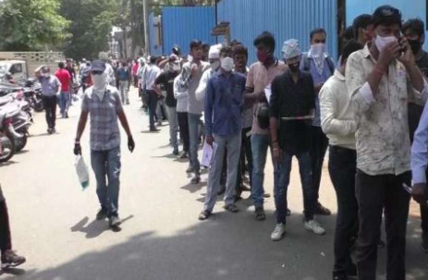 Que for Remdesivir Injection out side BJP Office in Surat रेमडेसिविर की किल्लत, इंजेक्शन के लिए सूरत में BJP ऑफिस के बाहर लगी लंबी कतार