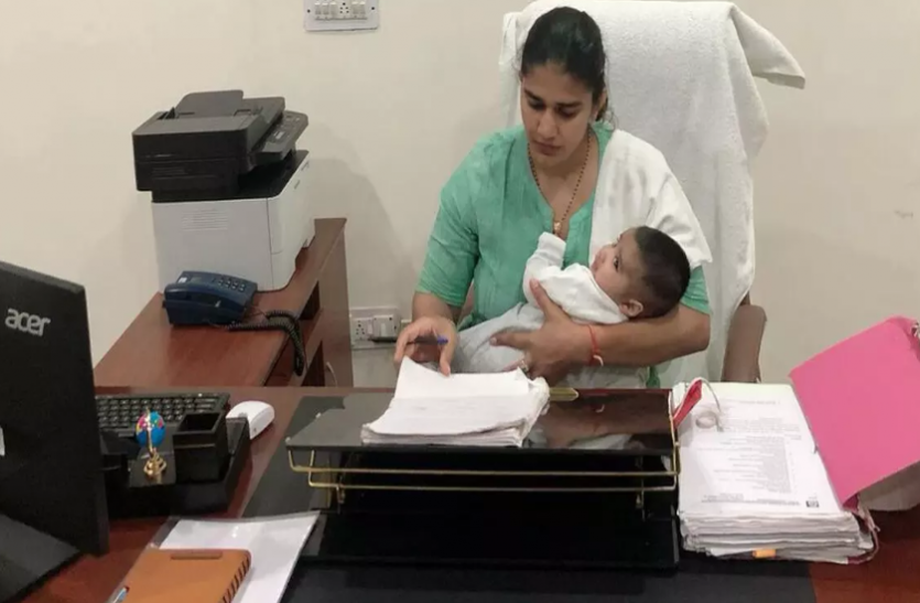 babita.png 3 माह के बेटे को लेकर काम पर लौटीं बबीता फोगाट, तस्वीर शेयर कर लिखा- जिम्मेदारियां और मजबूत बनाती हैं
