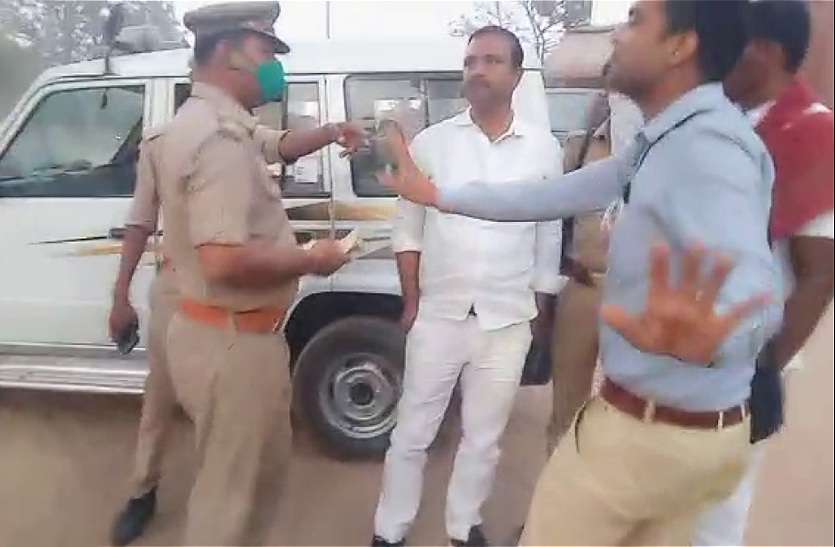 candidate held for bribing प्रत्याशी बांट रहा था रुपये, सादे ड्रेस में पहुंच गए एसपी, रंगे हाथ पकड़ लिया