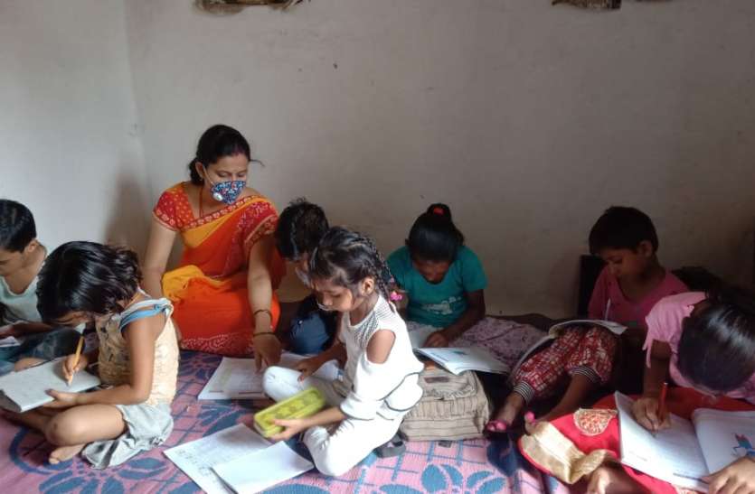 हमारा घर हमारा विद्यालय संक्रमण के चलते स्कूल बंद होने से रेडियो-टीवी से हो रही ऑनलाइन पढ़ाई