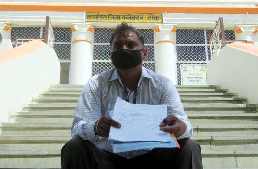 कलक्ट्रेट में धरने पर बैठा सीआरपीएफ का जवान, लगाई न्याय की गुहार कलक्ट्रेट में धरने पर बैठा सीआरपीएफ का जवान, लगाई न्याय की गुहार