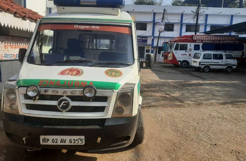 Ambulance parked in the district hospital premises. कोरोना पॉजिटिव को अस्पताल पहुंचाने एंबुलेंस की सुविधा भी नसीब नहीं