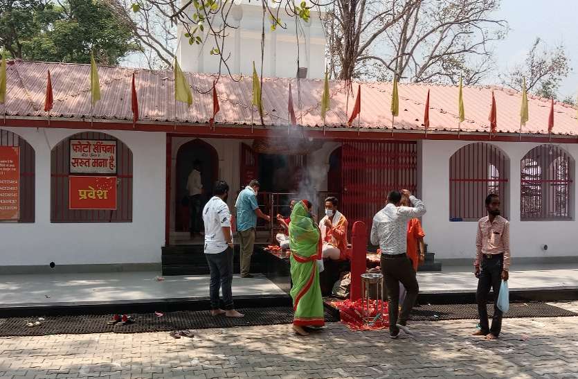 Mahamaya mandir Chaitra Navratri 2021: देवी मंदिरों में प्रज्ज्वलित हुए ज्योति कलश, घरों में ही मां की आराधना, माता कुदरगढ़ी के ऑनलाइन दर्शन