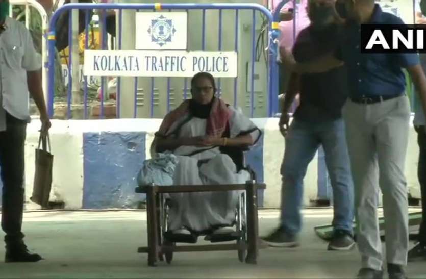 mamta.jpg West Bengal Assembly Elections 2021: विवादित बयान देने पर चुनाव आयोग ने भाजपा नेता पर लगाया बैन, घोष को भी भेजा नोटिस, ममता बैठीं धरने पर