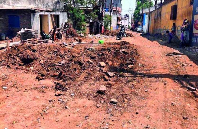 खराब सडक़ें, स्ट्रीट लाइट एवं पानी के लिए परेशान होते उद्योगपति खराब सडक़ें, स्ट्रीट लाइट एवं पानी के लिए परेशान होते उद्योगपति