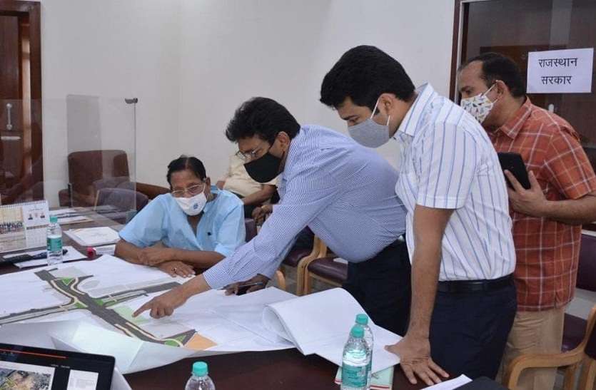 चार प्रोजेक्ट्स की फिजीबिलेटी रिपोर्ट पर चर्चा करते हुए। चार प्रोजेक्ट्स की फिजीबिलेटी रिपोर्ट को हरी झंडी