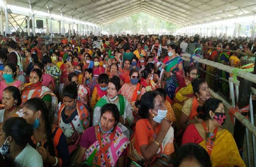 प्रधानमंत्री मोदी की सभा में जुटी महिलाएं। अब ममता दीदी की पारी समाप्त, वापसी का चांस नहीं: पीएम मोदी