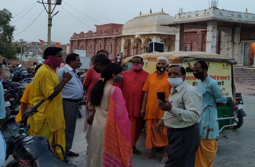 धार्मिक स्थलों के बाहर किया चिरंजीवी योजना का प्रचार-प्रसार धार्मिक स्थलों के बाहर किया चिरंजीवी योजना का प्रचार-प्रसार