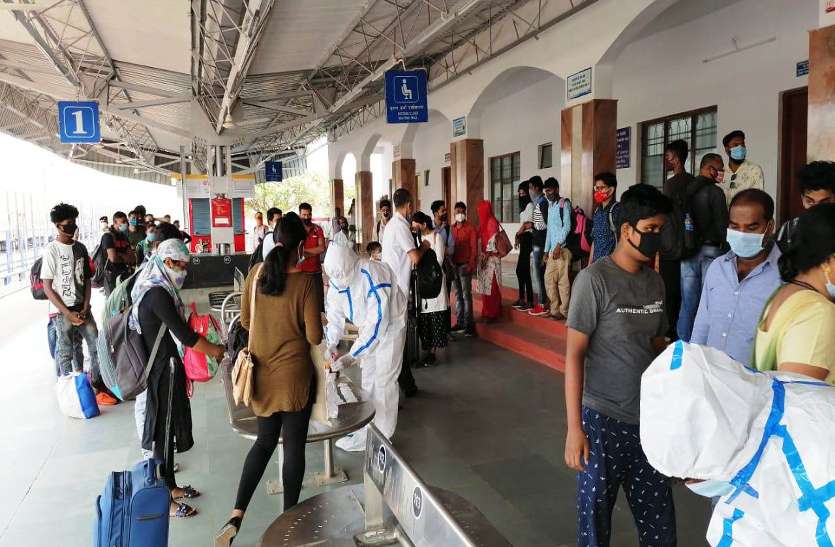 Covid-19 test in Ambikapur Railway Station अंबिकापुर रेलवे स्टेशन में ट्रेन से उतरे 230 यात्रियों में 15 निकले कोरोना पॉजिटिव, स्टेशन पर ही हुई जांच