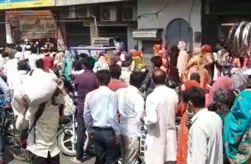 shamli_news_in_hindi.jpg बैंकों के बाहर सोशल डिस्टेंसिंग के नियमों की उड़ रही धज्जियां