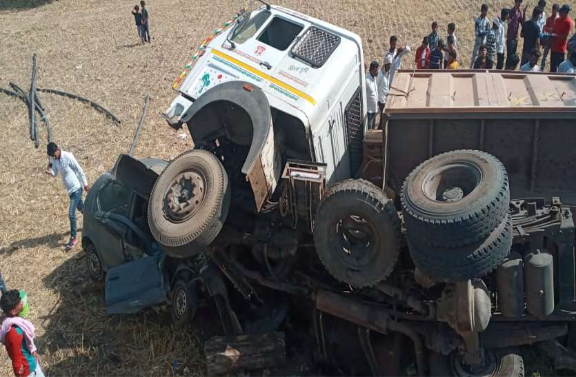The truck dragged the car ten feet down to the farm कार को घसीटते हुए दस फीट नीचे खेत में जा गिरा ट्रक