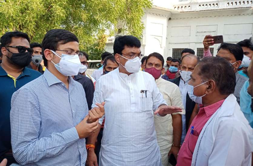 कोरोना की व्यवस्थाएं देखने पहुंचे थे मंत्री सिसोदिया, खुद को होना पड़ा क्वारेंटीन breaking news : कोरोना की व्यवस्थाएं देखने पहुंचे थे मंत्री सिसोदिया, खुद को होना पड़ा क्वारेंटीन