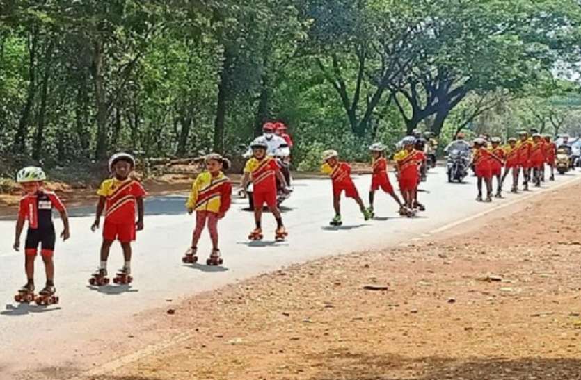 बच्चों ने स्केटिंग रैली निकालकर बांटे पर्चे, लोगों को कोरोना वैक्सीन लेने के लिए किया जागरूक बच्चों ने स्केटिंग रैली निकालकर बांटे पर्चे, लोगों को कोरोना वैक्सीन लेने के लिए किया जागरूक