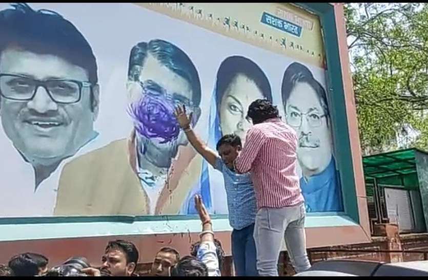 Vasundhara Raje Satish Poonia Poster War in Rajasthan BJP अब नए पोस्टर के ‘चेहरों’ पर सस्पेंस, क्या फिर साथ दिखेंगे राजे और पूनिया? BJP गलियारों में चर्चाएँ परवान पर