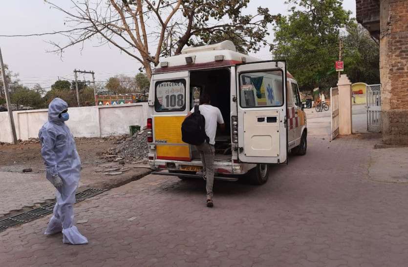 सांस लेने में दिक्कत, छाती फूलने लगी तो अस्पताल के बाहर लेटा मरीज, तीन घंटे में आई एम्बुलेंस सांस लेने में दिक्कत, छाती फूलने लगी तो अस्पताल के बाहर लेटा मरीज, तीन घंटे में आई एम्बुलेंस