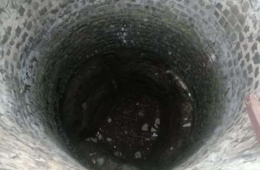 Dried natural sources, tap-water scheme also stalled, bringing water from nearby villages सूख गए प्राकृतिक स्त्रोत, नल-जल योजना भी ठप, आसपास के गांवों से ला रहे पानी
