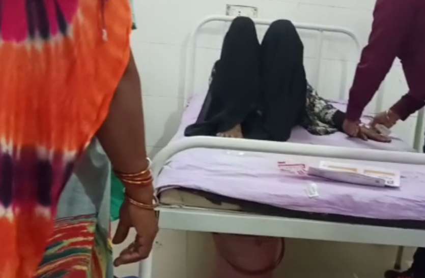 Amethi Hospital अस्पताल में यह कैसा खिलवाड़, महिलाओं को लिटाकर खींची जा रही फोटो, देखें वीडियो