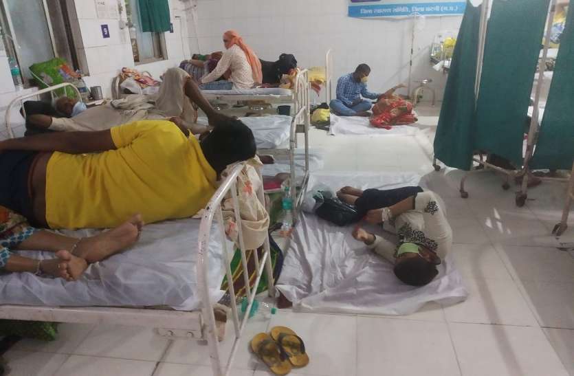 Patients compelled to lie on the floor in the ward of potential patients of Covid-19 in the district hospital. जिला अस्पताल में बेड फुल, फर्श पर लेटकर इलाज को विवश मरीज