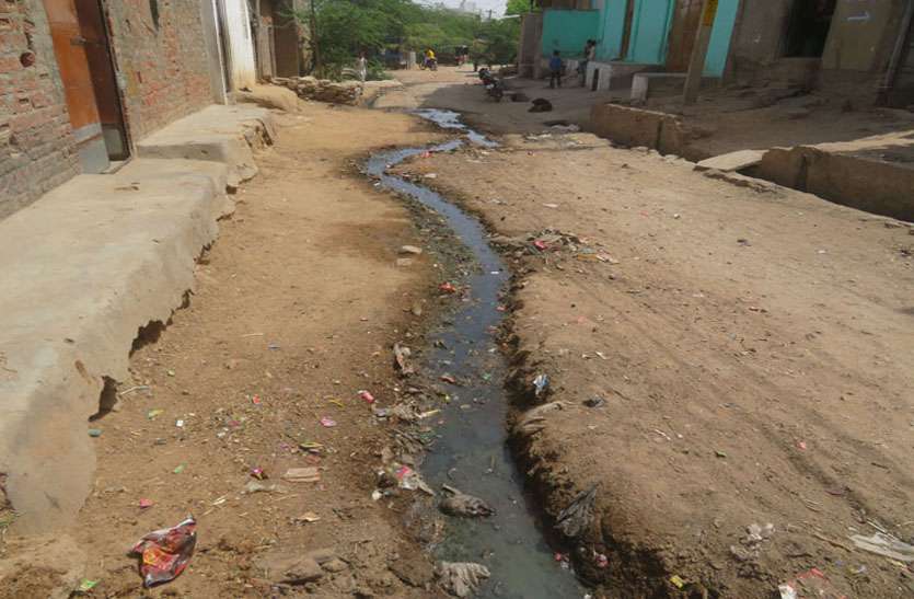 ना सडक़ ना नाली, रास्ते में भरा है गंदा पानी ना सडक़ ना नाली, रास्ते में भरा है गंदा पानी